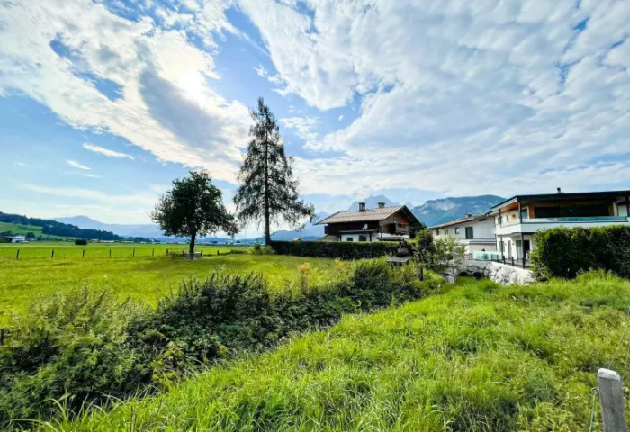 GRUNDSTÜCK